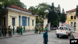 Seorang ibu memeluk anaknya, melihat letusan Gunung Sinabung di desa Berastepu, Kabupaten Karo, Provinsi Sumatera Utara. Lebih dari 22.000 warga di desa itu telah dievakuasi sejak pihak berwenang menaikkan status siaga ke tingkat yang paling tinggi untuk gunung berapi itu pada bulan November.