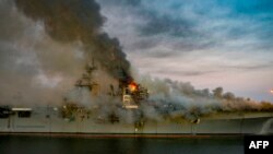 Esta foto divulgada el 13 de julio de 2020 muestra el incendio en el USS Bonhomme Richard en la Base Naval de San Diego, California, EE.UU.