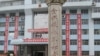 翁安县政府大楼前的石碑