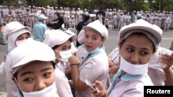 Para pekerja pabrik di Karawang, Jawa Barat. (Foto: Dok)