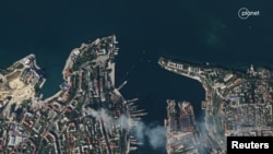 Imágenes de satélite muestran humo saliendo de la sede de la Armada Rusa después de un ataque ucraniano.