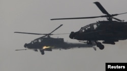 미 육군 소속 AH-64 아파치 헬기 부대가 한국 포천에서 실사격훈련을 하고 있다. (자료사진)