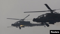 미 육군 소속 AH-64 아파치 헬기 부대가 한국 포천에서 실사격훈련을 하고 있다.