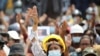 Una mujer muestra un saludo de tres dedos durante una protesta contra el golpe militar en Naypyitaw, Myanmar, el 8 de marzo de 2021.