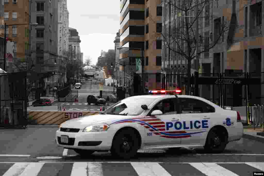 Agentes de la policía de Washington aseguran el área cerca de la Casa Blanca antes de la toma de posesión del presidente electo de Estados Unidos, Joe Biden. 17 de enero de 2021.