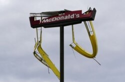 Lo que quedó de un letrero de un restaurante McDonald´s en la comunidad de Iowa, Luisiana, tras el paso del huracán Laura el 27 de agosto de 2020.