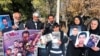 جمعی از خانواده‌های دادخواه و کنشگران مدنی در یادبود جان‌باختگان آبان ۹۸ بر مزار وحید دامور - آرشیو