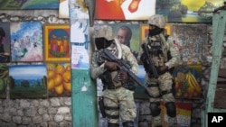 Para tentara berpatroli di Petion Ville, di sekitar kediaman mendiang Presiden Haiti yang tewas dibunuh, Jovenel Moise, di Port-au-Prince, Haiti, Rabu, 7 Juli 2021. (Foto: AP)