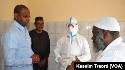 Les techniciens expliquent la procédure au ministre de la santé, le 17 mars 2020. (VOA/Kassim Traoré)