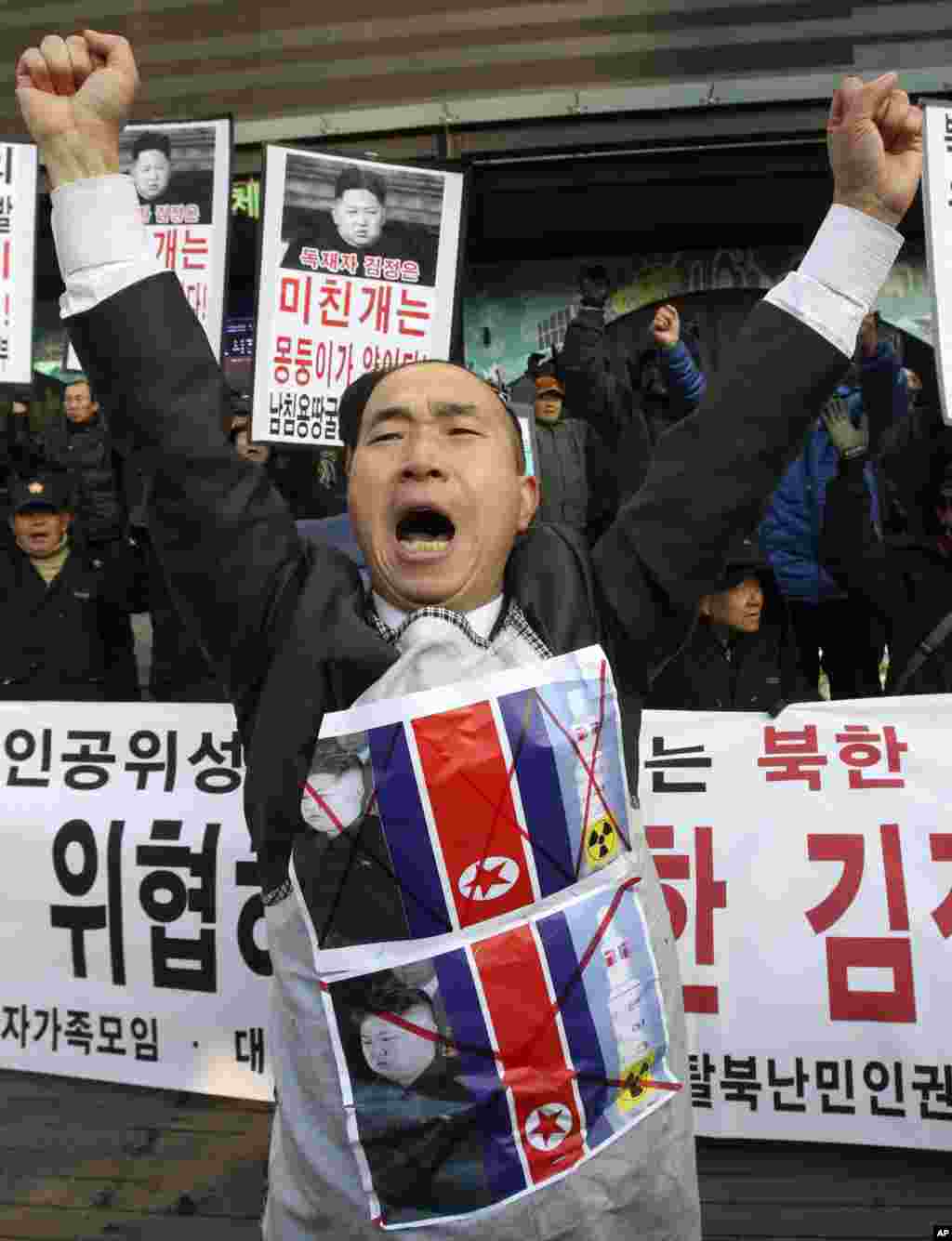 2012年12月12日，一名韩国人在首尔举行的谴责朝鲜发射火箭的集会上呼喊口号。