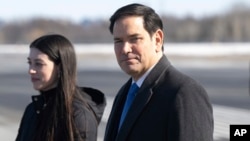 El secretario de Estado de EE. UU., Marco Rubio, baja de un avión militar a su llegada al Aeropuerto Internacional Jean-Lesage de Quebec, Canadá, el 12 de marzo de 2025, durante su viaje a una reunión de ministros de Asuntos Exteriores del G7. (Saul Loeb/Pool Photo vía AP)