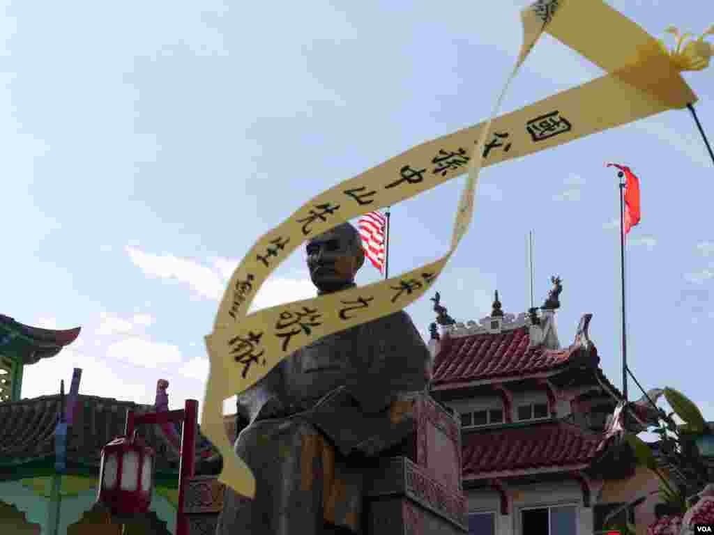 门楼内广场的孙逸仙铜像(美国之音国符拍摄)