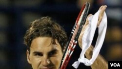 Roger Federer merayakan kemenangannya atas petenis Ukraina Sergiy Stakhovsky dalam perempat final Kejuaraan Tenis ATP Dubai, Kamis (24/2).