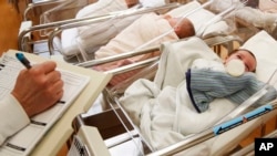 Beberapa bayi yang baru lahir dan memerlukan perawatan khusus di sebuah rumah sakit New York (foto: ilustrasi). Nama William dan Ava menjadi pilihan nama terpopuler bagi bayi Amerika.