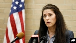 Jane Bishkin មេធាវី​របស់​សមាគម​ Dallas County Police Officer ដែល​តំណាង​ឲ្យ​អតីត​មន្រ្តី​ប៉ូលិស​ David Eric Casebolt និយាយ​នៅ​ក្នុង​សន្និស្នីទ​កាសែត​មួយ កាលពី​ថ្ងៃទី១០ ខែមិថុនា ឆ្នាំ២០១៥។ 