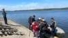 En esta imagen distribuida por la policía de Ucrania, agentes ayudan a evacuar a varias personas mayores tras un ataque ruso en las inmediaciones de la localidad de Vovchansk, en la región de Járkov, Ucrania, el 10 de mayo de 2024.
