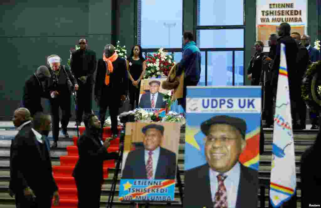 Des personnes endeuillées se réunissent pour rendre hommage à Etienne Tshisekedi lors d'une cérémonie à Bruxelles, à Belgique, le 5 février 2017.