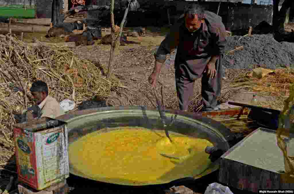 گڑ بنانے والے کاریگروں کا کہنا ہے کہ ان کے پاس مختلف دیہات کے کسان گنا لے کر آتے ہیں جس سے وہ گُڑ تیار کرتے ہیں۔