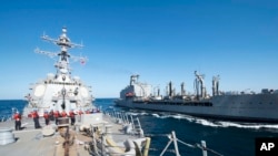Kapal penghancur misil USS Bulkeley dan kapal USNS John Lethal di Teluk Oman (Foto: dok).