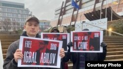 Strasburqda İqbal Əbilova dəstək piketi keçirilib