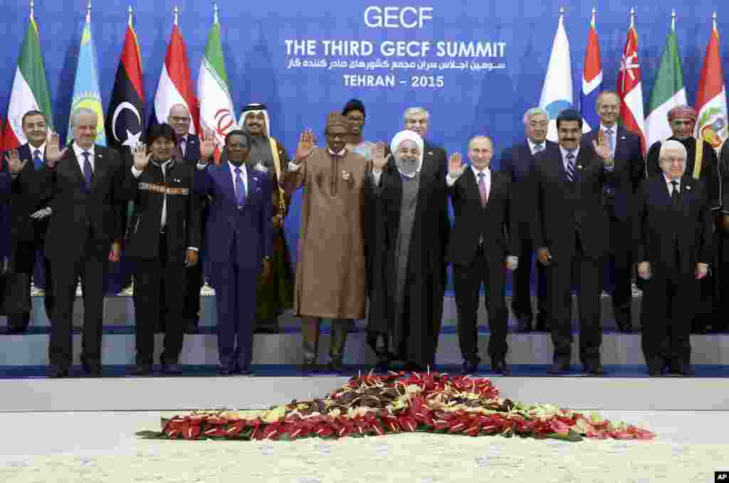 Shugaba Muhammadu Buhari na Najeriya, da shugaba Hassan Rouhani na Iran, da shugaba Vladimir Putin na Rasha da sauran shugabannin kasashe masu arzikin man gas a lokacin taron kolin da suka bude yau litinin a Teheran, babban birnin kasar Iran. 