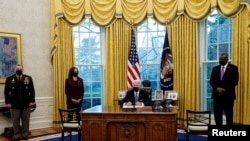 El presidente de EE.UU, Joe Biden, se reúne con el nuevo secretario de Defensa, Lloyd Austin, el presidente del Estado Mayor Conjunto, el general Mark Milley y la vicepresidenta Kamala Harris, el lunes 25 de enero de 2021.