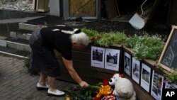Una mujer local coloca flores en la exhibición conmemorativa en el restaurante RIA Pizzeria que fue atacado por un cohete ruso en Kramatorsk, región de Donetsk, Ucrania, el 29 de junio de 2023.