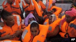 Para perempuan migran yang berusaha menyeberangi Laut Tengah dari kawasan Afrika Utara setelah ditolong oleh sebuah kapal penyelamat (foto: ilustrasi).