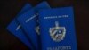 ARCHIVO - En esta imagen ilustrativa tomada el 16 de mayo de 2023 se muestran pasaportes cubanos. REUTERS/Alexandre Meneghini/Ilustración.