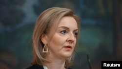 Menteri Luar Negeri Inggris Liz Truss berbicara dalam sebuah konferensi pers di Moskow, Rusia, setelah menghadiri pertemuan dengan Menteri Luar Negeri Rusia Sergei Lavrov, pada 10 Februari 2022. (Foto: Russian Foreign Ministry/Handout via Reuters)