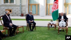(Chapdan) AQShning Afg'oniston bo'yicha maxsus elchisi Zalmay Halilzod, Afg'onistonning Tinchlik bo’yicha oliy kengashi raisi Abdulla Abdulla va Prezident Ashraf G'ani