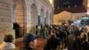 Incidenti na protestu u Novom Sadu: Baklje i razbijena stakla na vratima Gradske kuće, policija odgovorila suzavcem