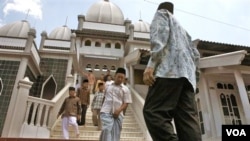 Jemaah Ahmadiyah keluar dari Masjid An-Nur usai sholat Jumat di desa Manislor, Kuningan, Jawa Barat (Foto: Dok).