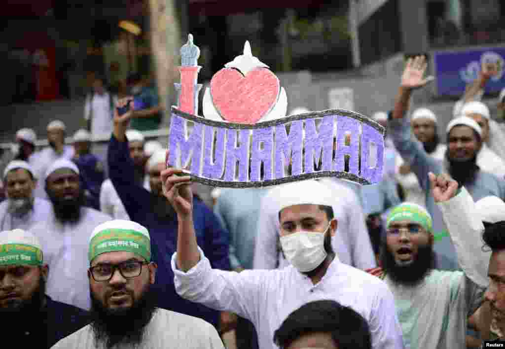 بنگلہ دیش میں ایک ریلی کے دوران مظاہرین نے اپنے ہاتھوں میں پلے کارڈز اٹھا رکھے تھے جن پر تحریر درج تھی کہ اُنہیں پیغمبرِ اسلام سے محبت ہے۔