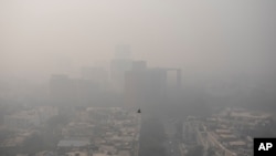 Kabut asap menutupi gedung-gedung pencakar langit di New Delhi, India, Kamis, 4 November 2020.