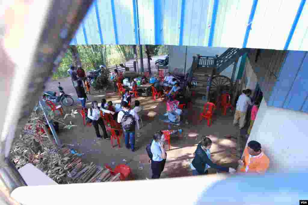 មនុស្សម្នានៅភូមិពាមចូលមកទទួលសេវាធ្វើតេស្តឈាមរកមេរោគអេដស៍ ដែលធ្វើឡើងជាពិសេសដោយបុគ្គលិកសុខាភិបាល និងអង្គការក្រៅរដ្ឋាភិបាល ក្រោយពីផ្ទុះការសង្ស័យថា ភូមិនៃខេត្តកណ្ដាលមួយនេះអាចនឹងមានការផ្ទុះឡើងនៃការឆ្លងមេរោគអេដស៍ទ្រង់ទ្រាយធំ កាលពីថ្ងៃច័ន្ទ ទី២២ ខែកុម្ភៈ ឆ្នាំ២០១៦។ (រូបថត៖ អូន ឆេងប៉រ/VOA)