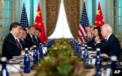 El presidente Joe Biden se reúne con el presidente de China, Xi Jinping, en Filoli Estate en Woodside, California, el miércoles 15 de noviembre de 2023, al margen de la conferencia de la Cooperativa Económica Asia-Pacífico. (Doug Mills/The New York Times vía AP, Pool)