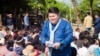 ​លោក ឌួង ឆាយ ក្នុងអំឡុងពេលធ្វើសកម្មភាពសប្បុរសធម៌។ 