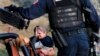 Rodeados por autoridades mexicanas fuertemente armadas, miembros de la familia LeBaron lloran en el sitio donde fueron asesinados nueve ciudadanos estadounidenses, tres mujeres y seis niños, relacionados con esa familia.