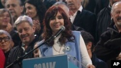ARCHIVO - La vicepresidenta de Argentina, Cristina Fernández, en un evento de conmemoración del 20 aniversario de la toma de posesión como presidente de su esposo, el fallecido Néstor Kirchner en la Plaza de Mayo en Buenos Aires, el 25 de mayo de 2023.