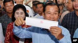 លោក​នាយករដ្ឋ​មន្ត្រី ហ៊ុន សែន ដែលជាប្រធានគណបក្សប្រជាជនកម្ពុជា បានចូលរួមការបោះឆ្នោតនៅការិយាល័យបោះឆ្នោតមួយ នៅក្រុងតាខ្មៅ ខេត្តកណ្តាល កាលពីថ្ងៃទី២៩ ខែកក្កដា ឆ្នាំ២០១៨។ (AP Photo/Heng Sinith)