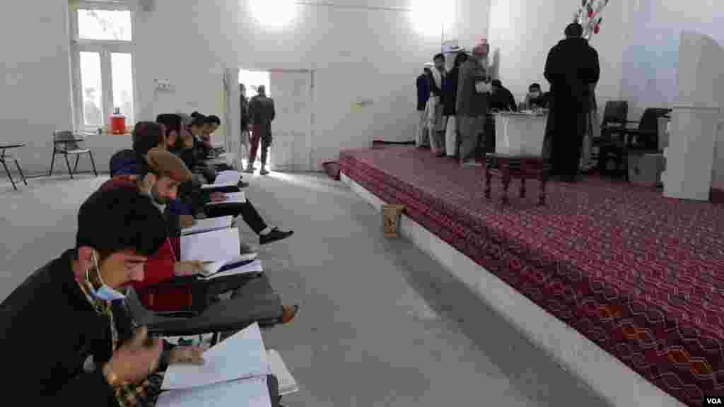 انتخابات میں مجموعی طور پر 327 امیدواروں نے حصہ لیا۔ جن میں مختلف سیاسی جماعتوں کے 101 امیدواروں کے علاوہ 199 آزاد امیدوار بھی شامل تھے۔