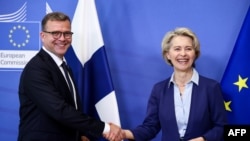 La presidenta de la Comisión Europea, Ursula von der Leyen, y el primer ministro de Finlandia, Petteri Orpo, se saludan en la sede de la EU en Bruselas el 28 de junio de 2023.