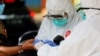 Petugas kesehatan mengenakan alat pelindung mengambil sampel darah untuk menguji seorang pria terhadap virus corona (COVID-19) di Bogor, Jawa Barat, 7 April 2020. (Foto: Reuters/Willy Kurniawan)