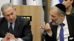 Perdana Menteri Israel Benjamin Netanyahu mendengarkan Menteri Dalam Negeri Israel Aryeh Deri dalam sebuah rapat Knesset, atau Parlemen Israel, di Yerusalem, Rabu, 4 Maret 2020. (Foto: AP)