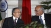 2012年1月17日，中国国务委员戴秉国(左)和印度国家安全顾问梅农在新德里签署一项协议后笑脸相对。