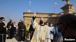 Una misa es celebrada en la Iglesia franciscana que fue reabierta en el sitio de Qasr el-Yahud, cerca de Jericó, el 10 de enero de 2021.