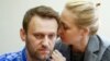 ARCHIVO - El líder opositor ruso Alexéi Navalni, quien murió en prisión, ha generado una ola consternación e indignación en Rusia. En esta imagen del 23 de abril de 2015 se le ve junto a su esposa Yulia Navalnaya durante un proceso en una corte en Moscú.