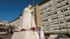 Papa Francisco no está en peligro de muerte pero permanecerá hospitalizado, dicen sus médicos