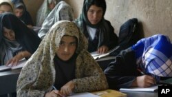 در حال حاضر ۶۰ تا ۶۵ درصد شهروندان افغان بی‌سواد اند